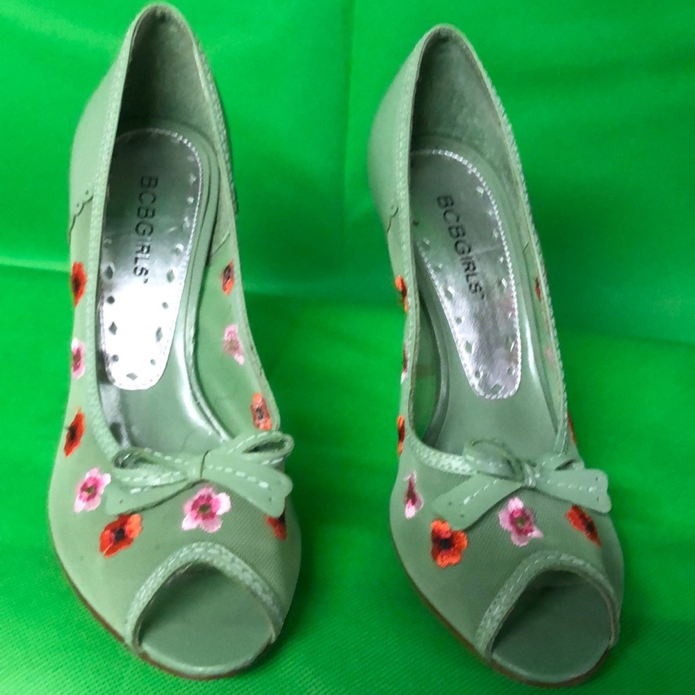 BCBG brand new peep toe heals